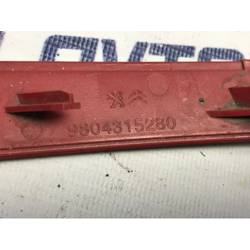 Катафот заднего бампера левый Peugeot 308 T9 SW 2013-2017 9804315280